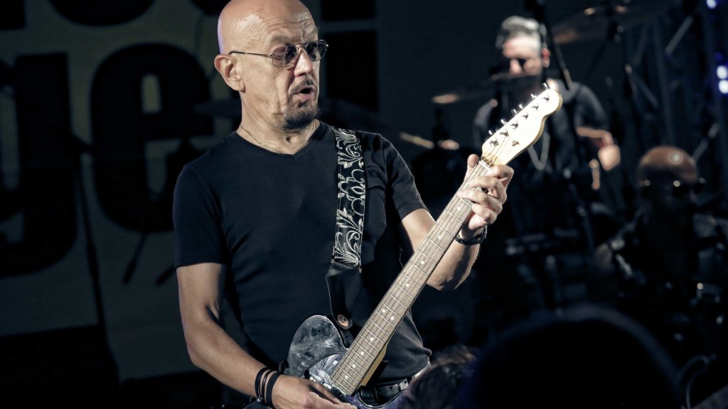 La Rivoluzione: il nuovo singolo di Enrico Ruggeri