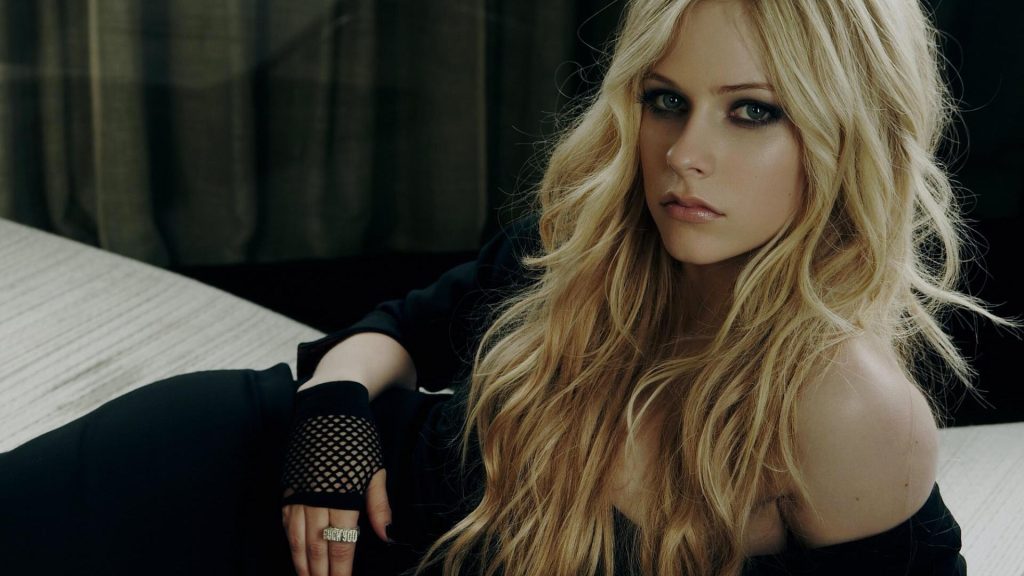 Avril Lavigne, rock ed energia per il nuovo album Love Sux