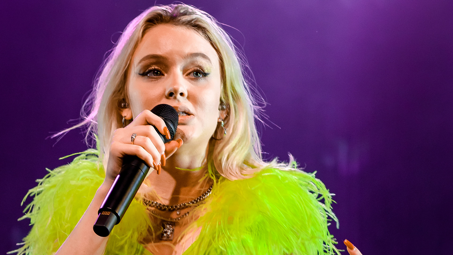 Zara Larsson e David Guetta in "ON MY LOVE"