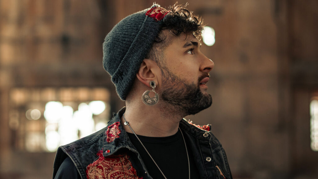 Ruggero Ricci rompe le catene del conformismo nel suo nuovo singolo