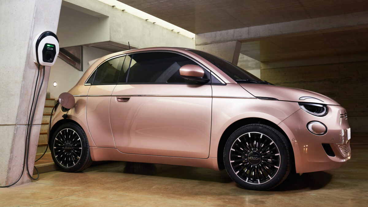 City car green: il glamour tecnologico dell'intramontabile Fiat 500