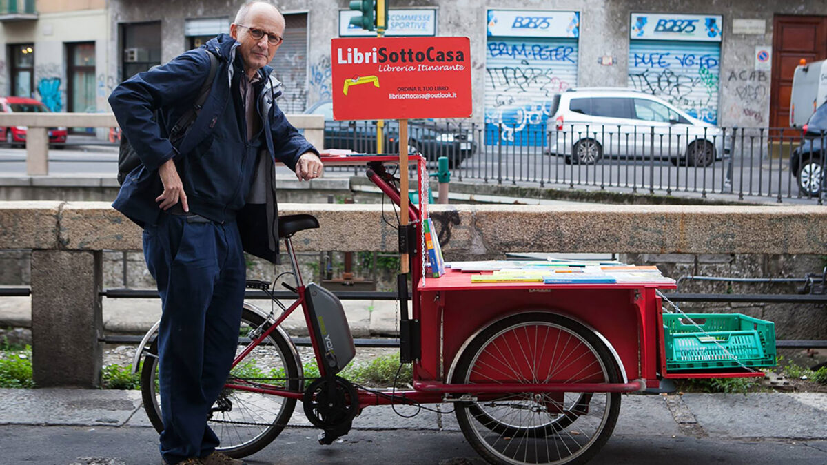 LibriSottoCasa, il libraio in bicicletta che sfida Amazon