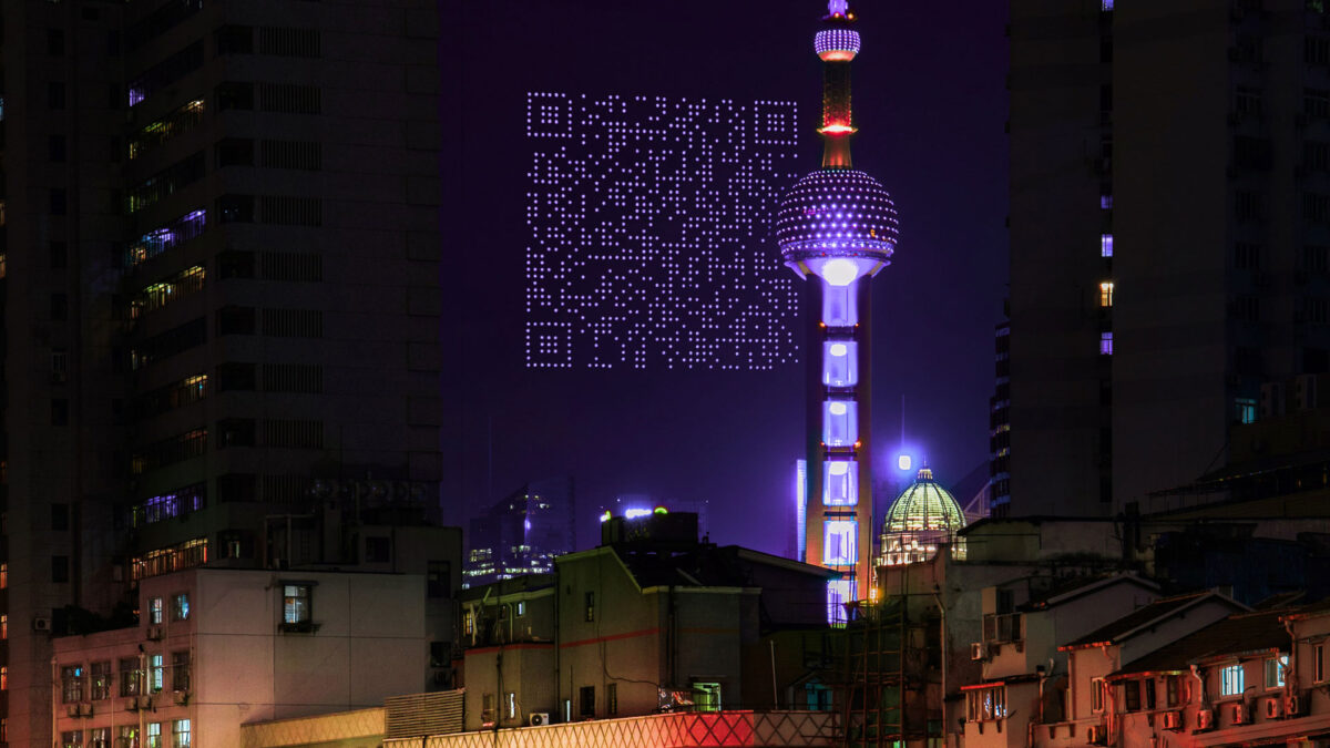 Shanghai, 1500 droni formano un QR code gigante nel cielo