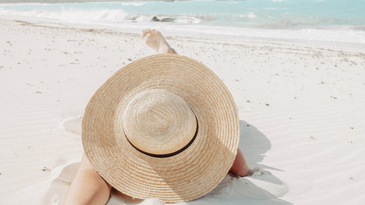 Cappelli di paglia da spiaggia: pratici e stilosi sotto al sole e sulla  sabbia