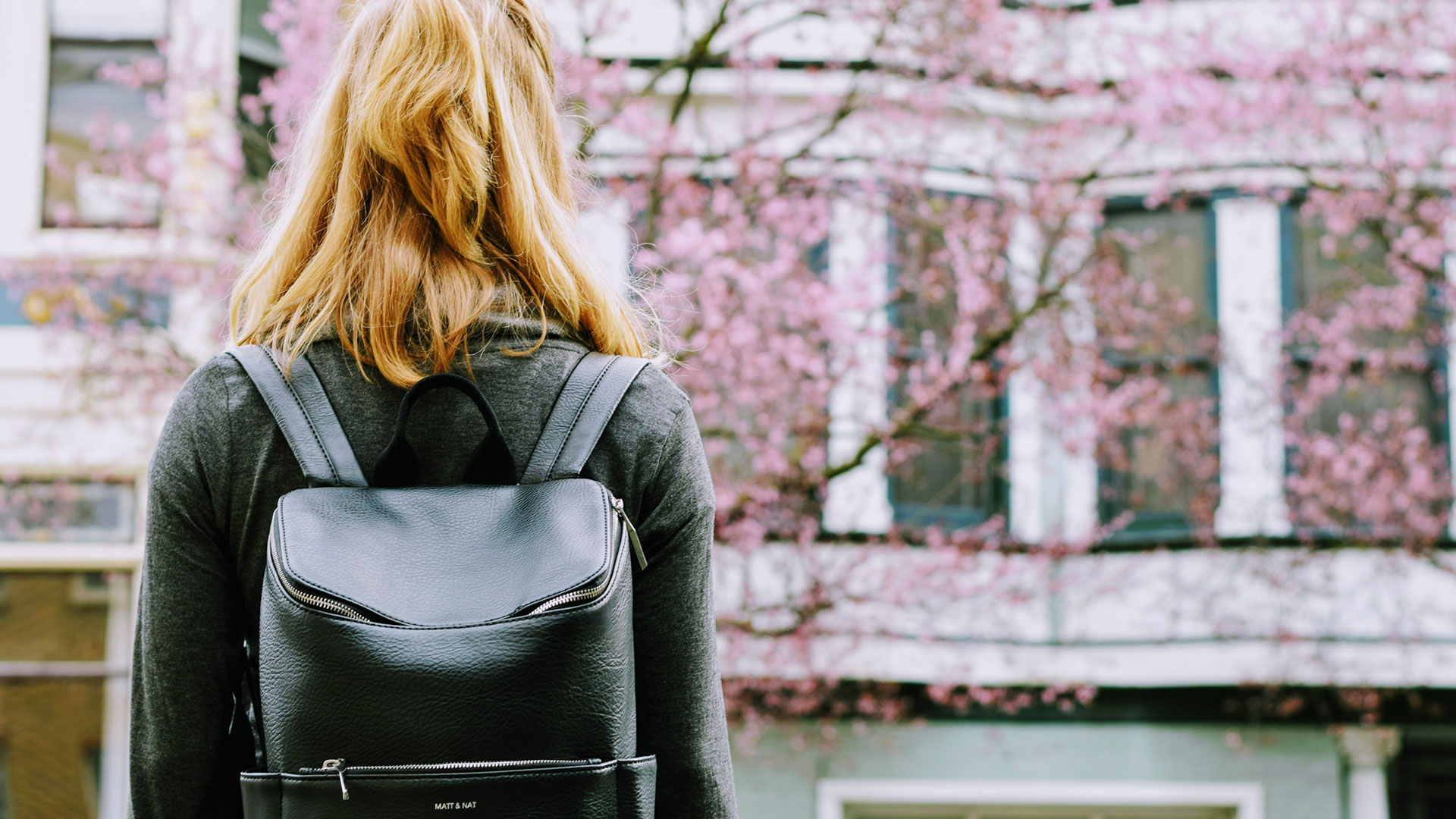 Tanti spunti e outfit per indossare uno zaino donna alla moda