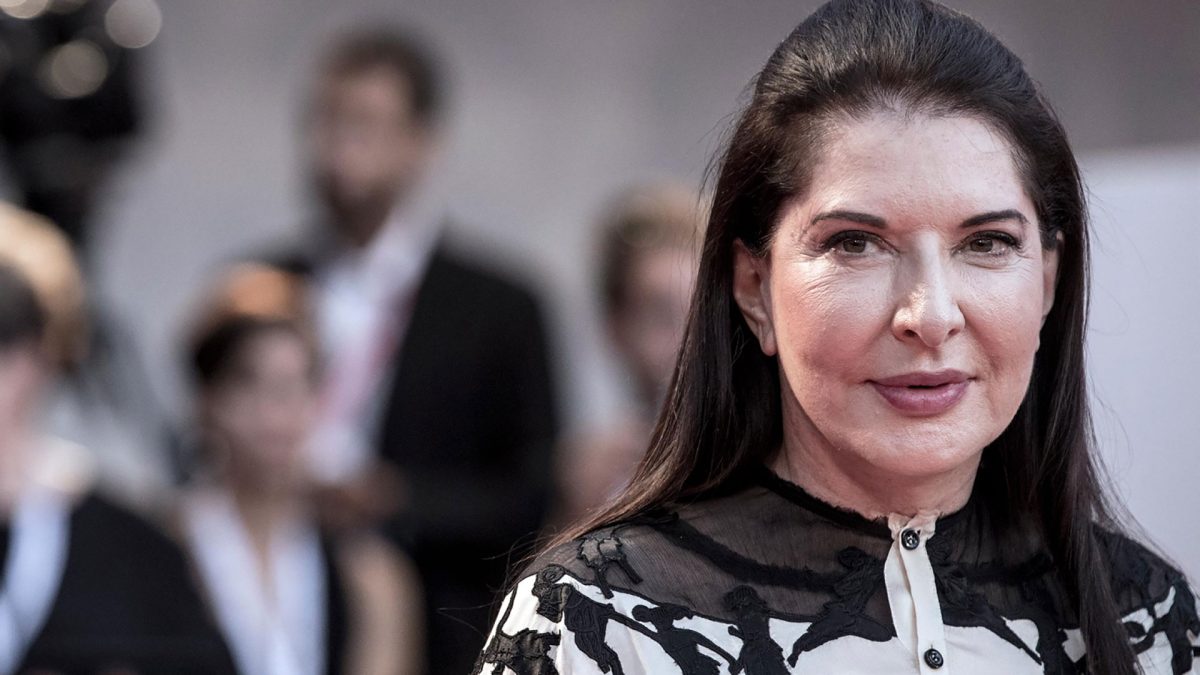 La regina dell'arte performativa estrema Marina Abramović compie 75 anni