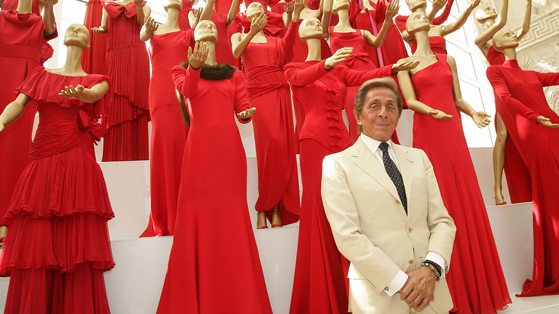 Rosso Valentino: storia dell'iconico colore nella moda e nel made in Italy