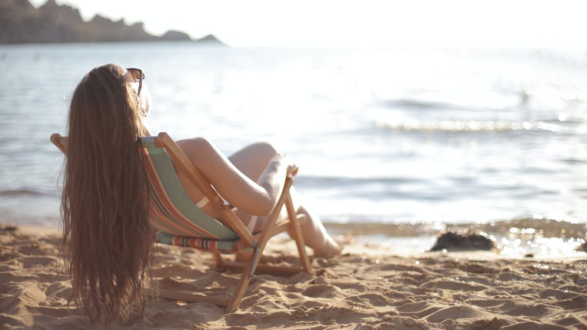 Come proteggere i tuoi capelli dal sole, cloro e salsedine