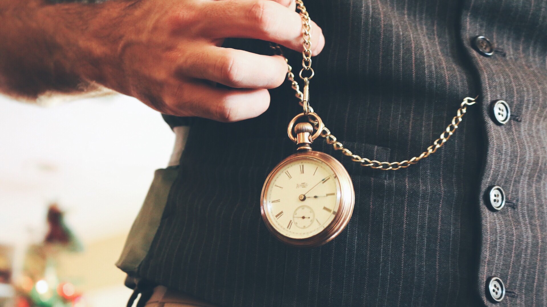 Il fascino old style dell'orologio da taschino: come indossarlo