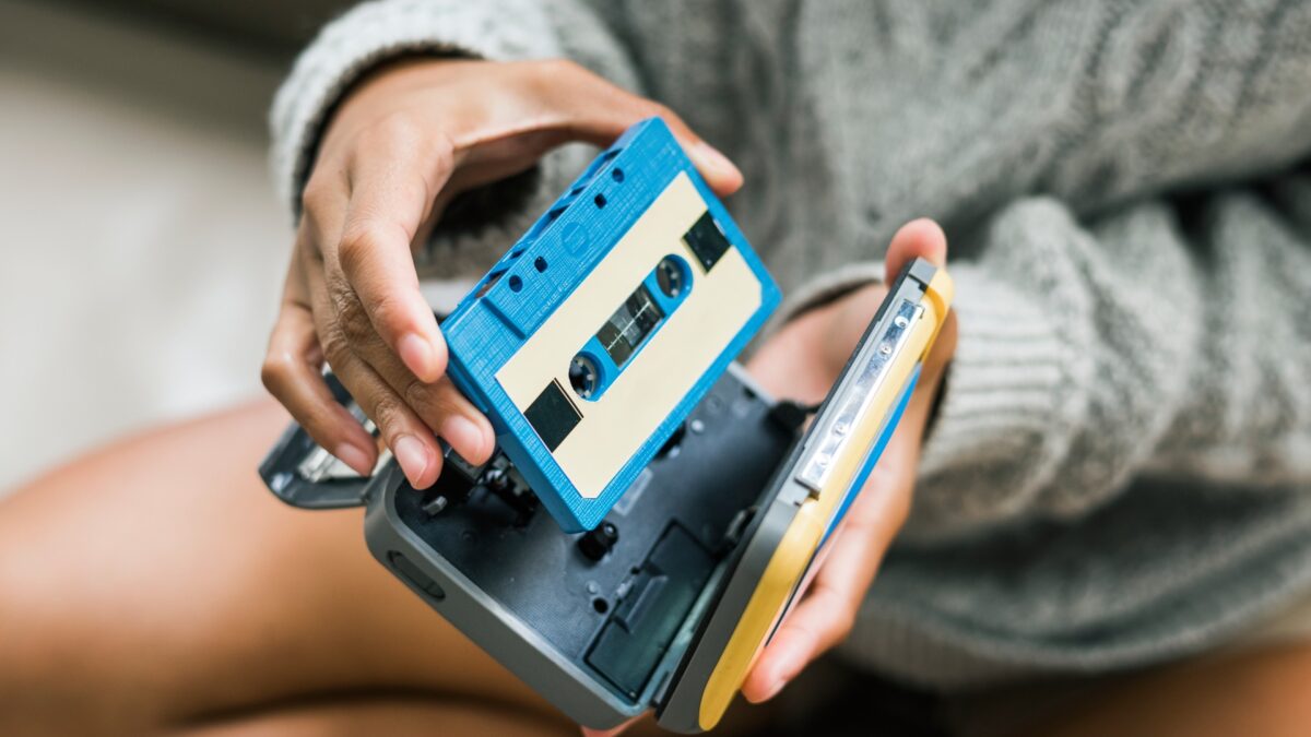 Un'utile guida per realizzare dei portafogli unici con delle vecchie audiocassette